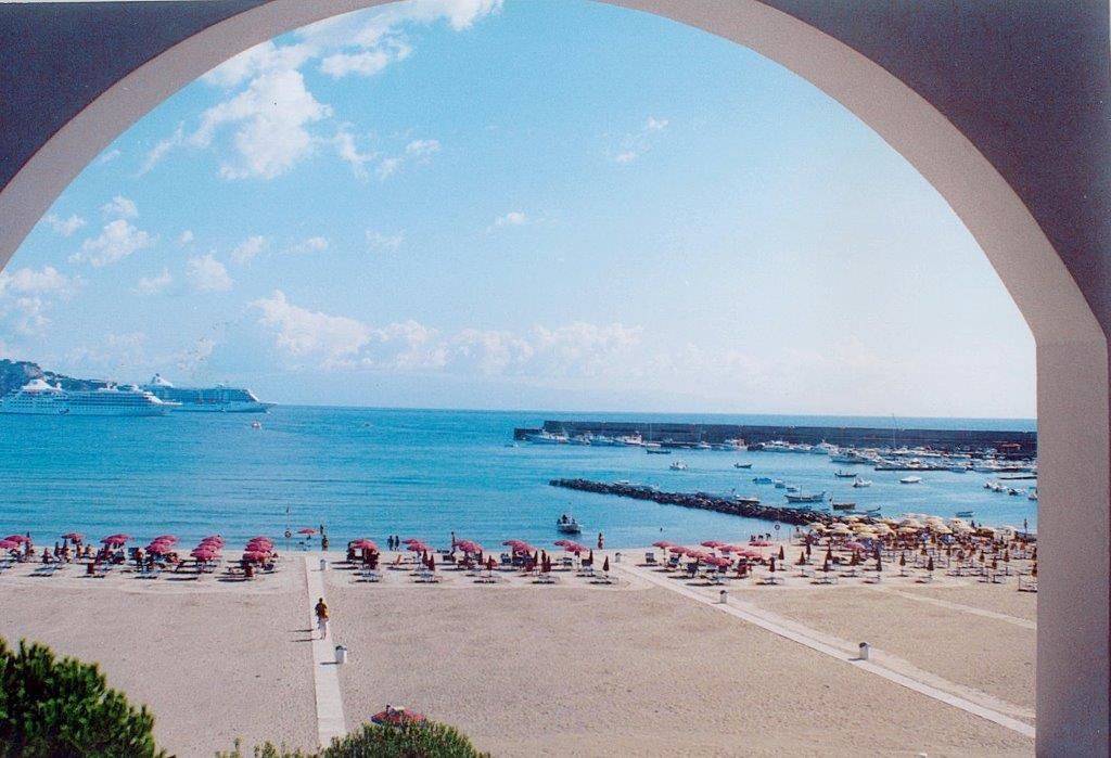 Sporting Baia Hotel Giardini Naxos Exterior foto