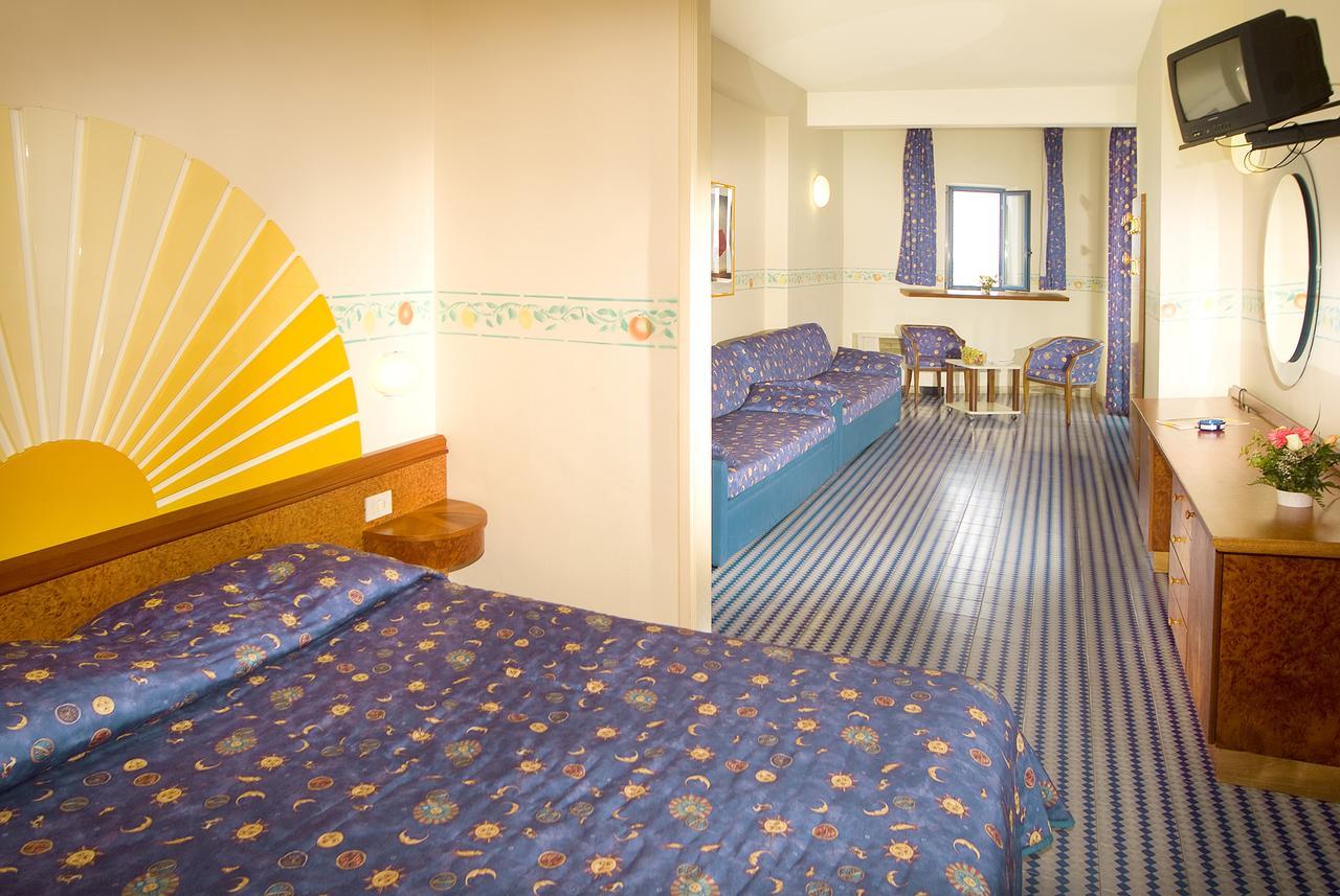 Sporting Baia Hotel Giardini Naxos Exterior foto